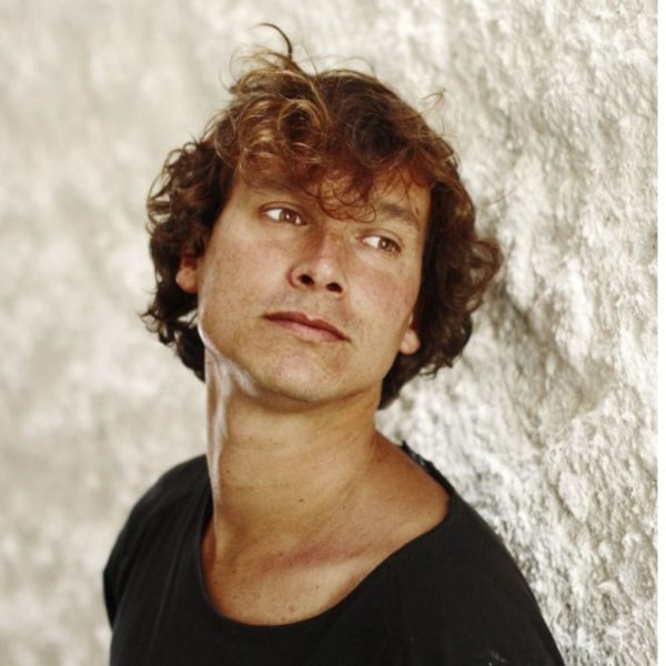 RAMON MIRABET: En solitari, ens presenta V